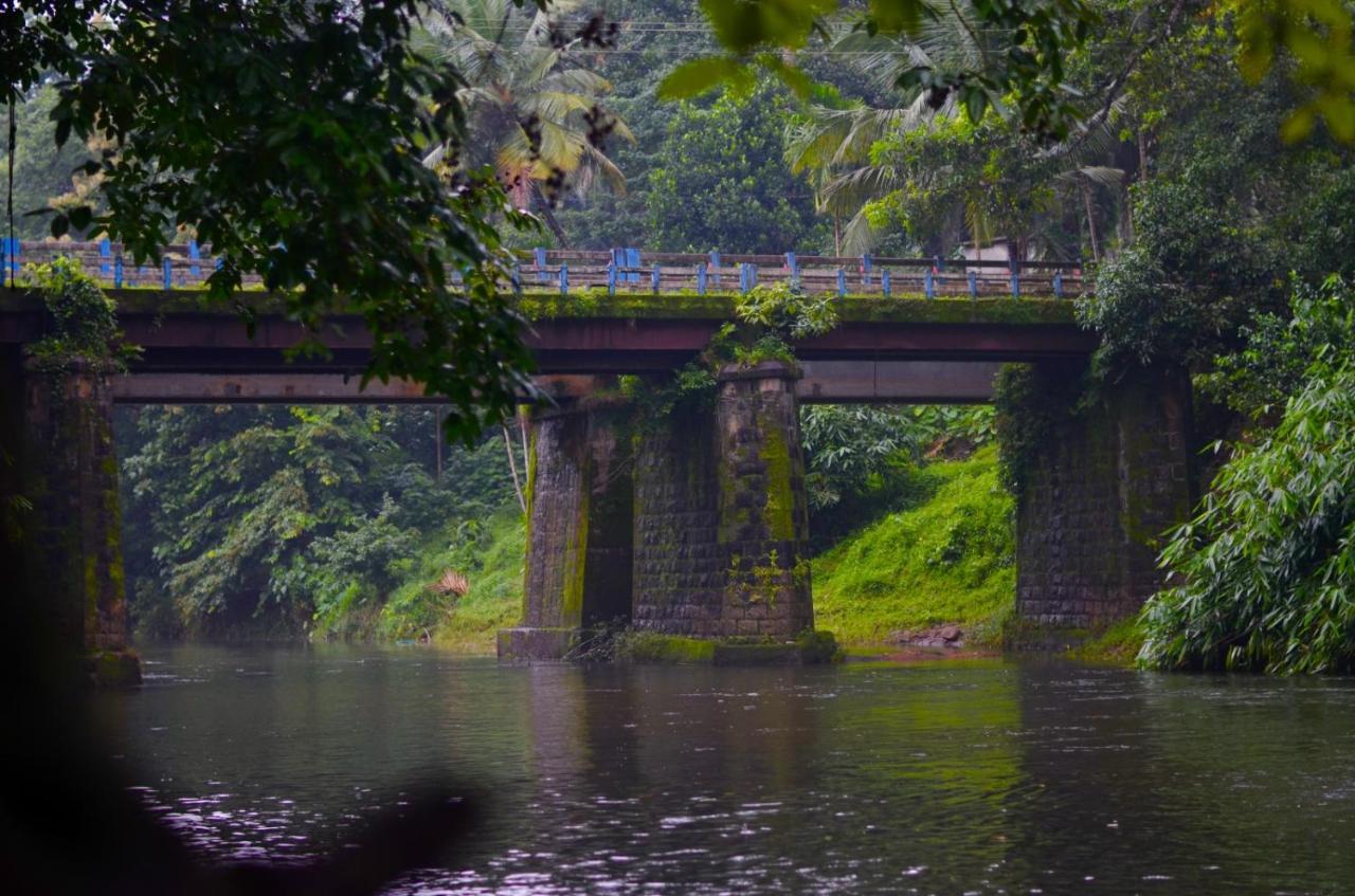 Athirapilly On The Rocks Hotel Атхирапали Екстериор снимка