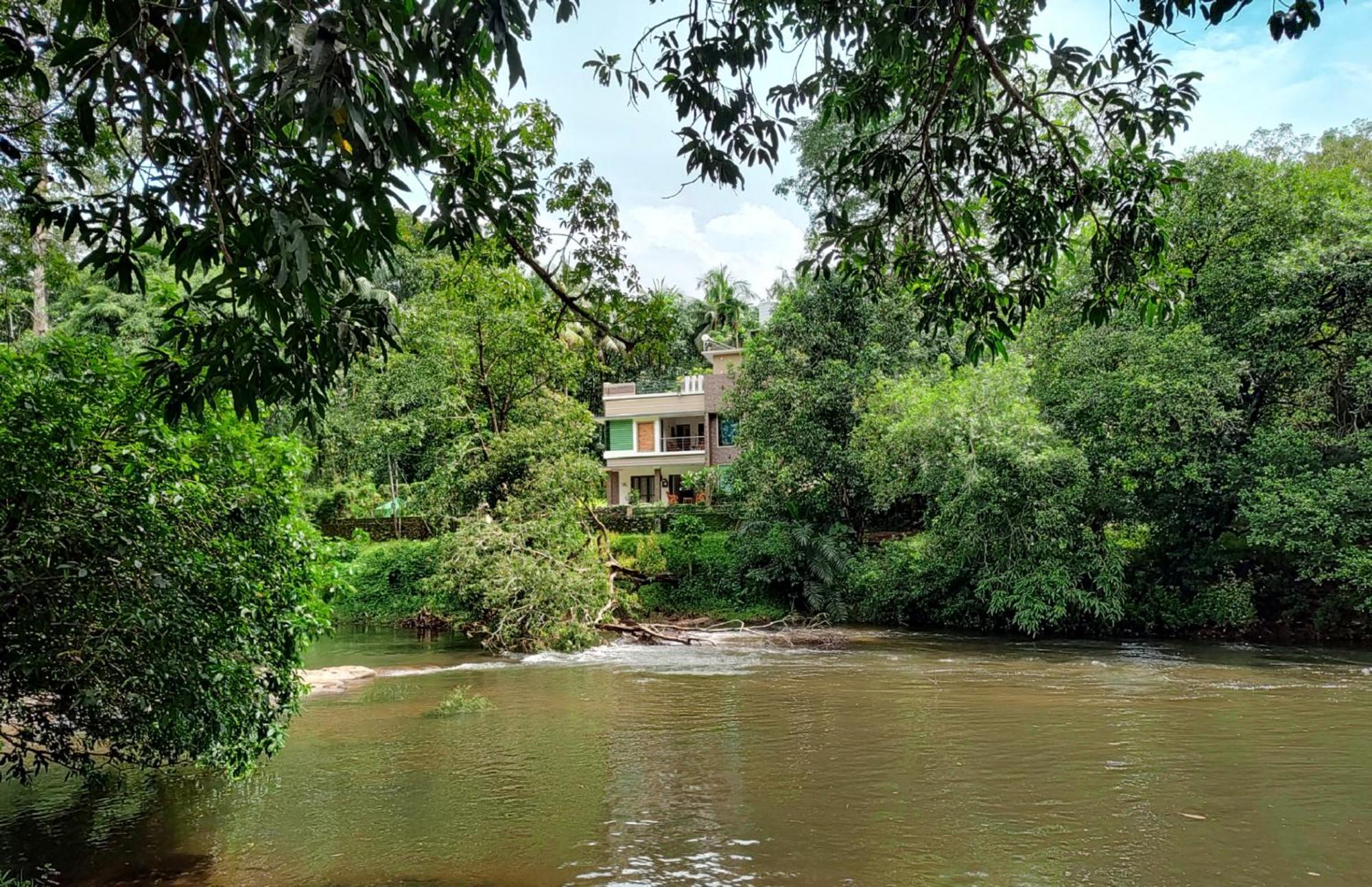 Athirapilly On The Rocks Hotel Атхирапали Екстериор снимка